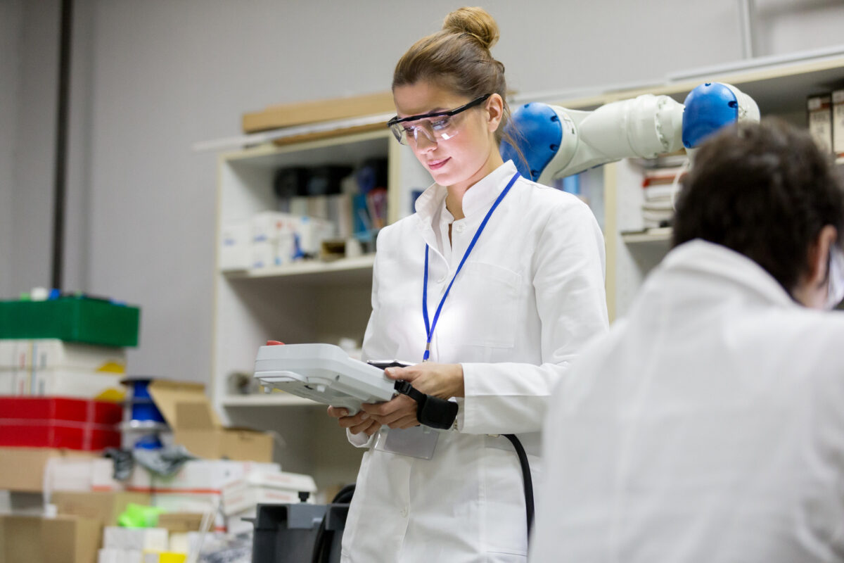 Femme scientifique travaillant dans un laboratoire de recherche, femme debout utilisant un semi-conducteur