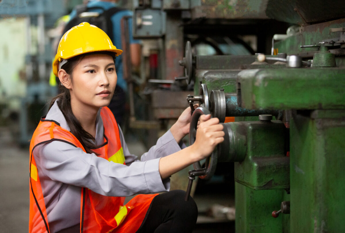 Femmes ingénieurs utilisant une machine à commande numérique dans une usine